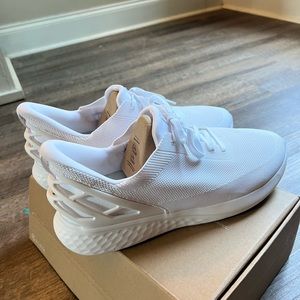 Mens Kizik White Size 15 Wide